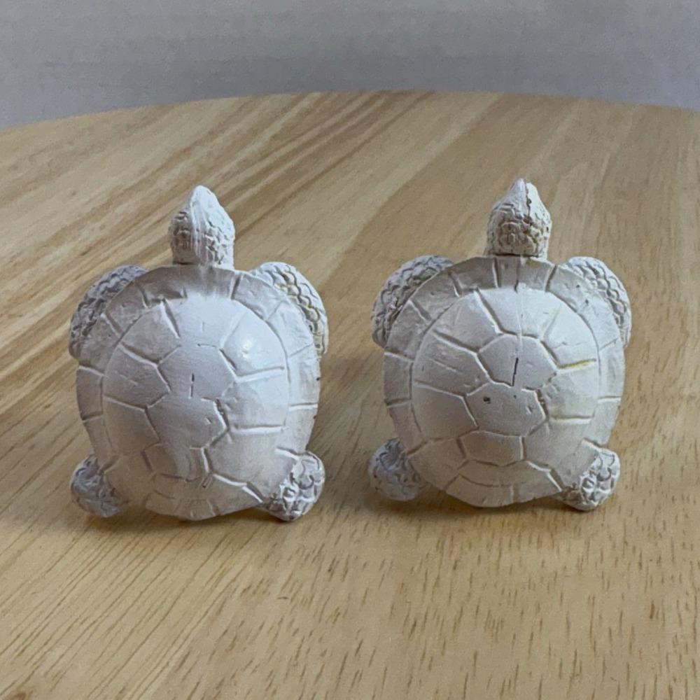 2-Pack White Resin Turtle Cabinet Knobs Painted 1.5 x 2in w Screws for Cabinets